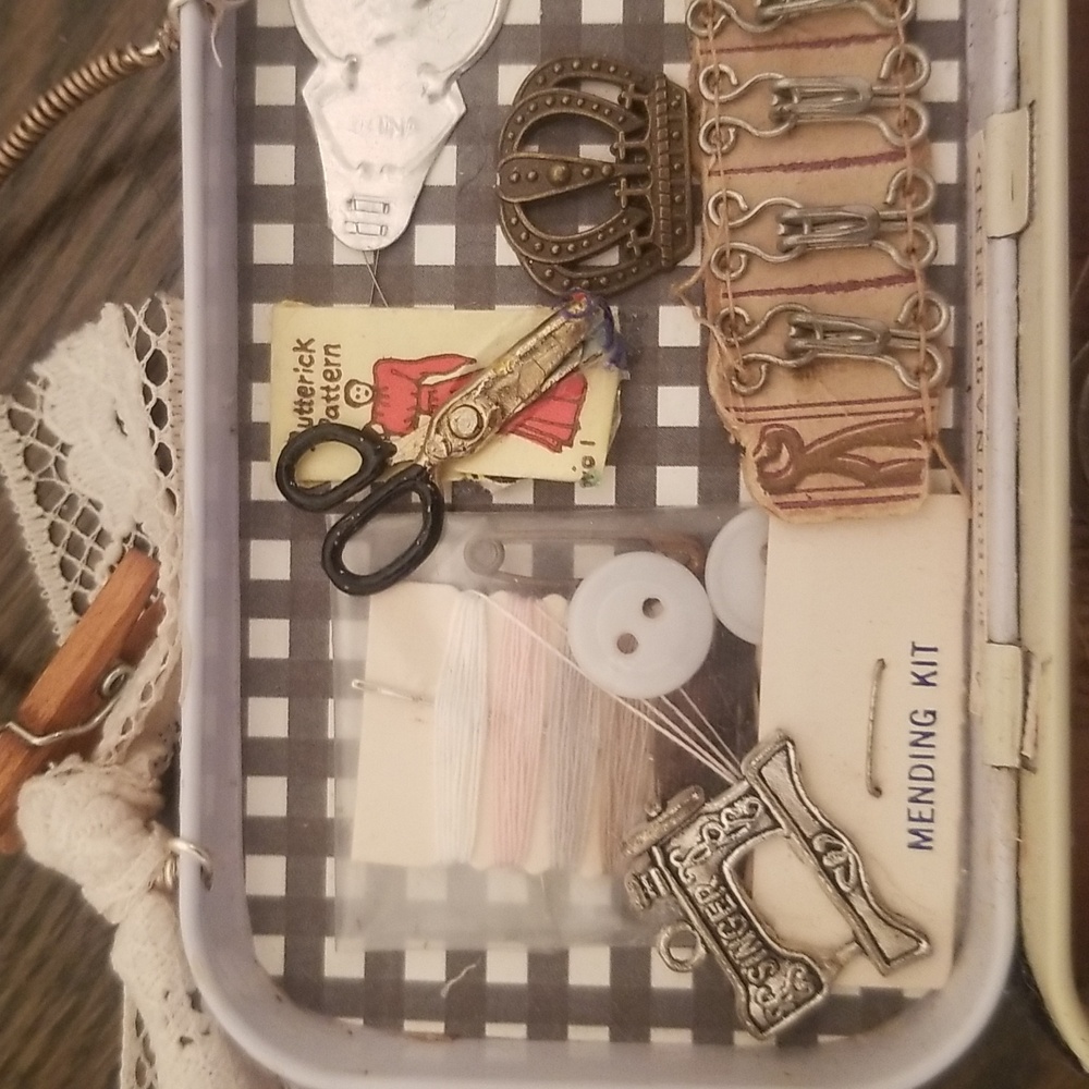 Handcrafted sewing curiousity tin - Picture 2 of 4